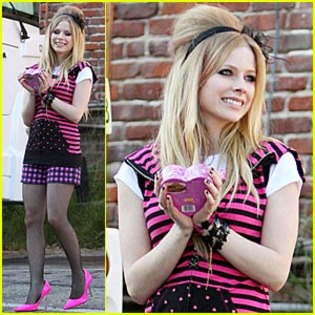 avril-lavigne-black-star-fragrance - Avril Lavigne