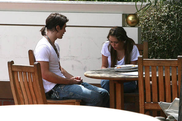 Miley Cyrus Justin Gaston Arguing Outside odqISPm-Rqfl - miley cyrus and justin gaston