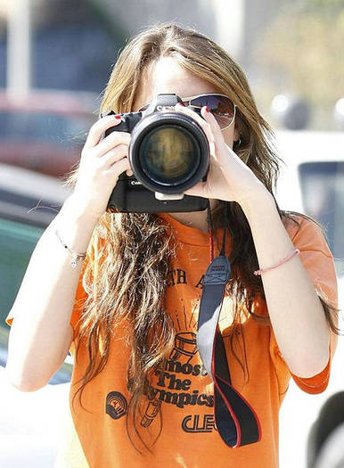 miley_plays_with_the_paparazzi[1] - Miley paparazzi