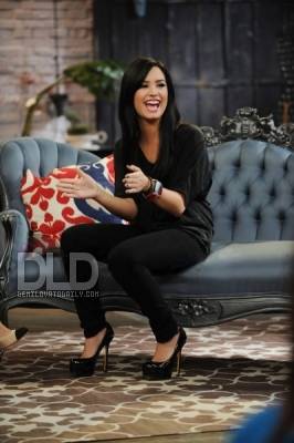 006 - Dem Lovato Is on Wist Alexane Chung