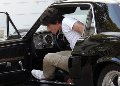 nick-jonas-mustang-man - Nick in masina