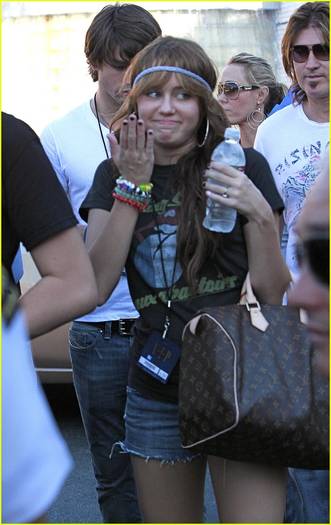 miley-cyrus-justin-gaston-universal-city-03[1] - Miley paparazzi