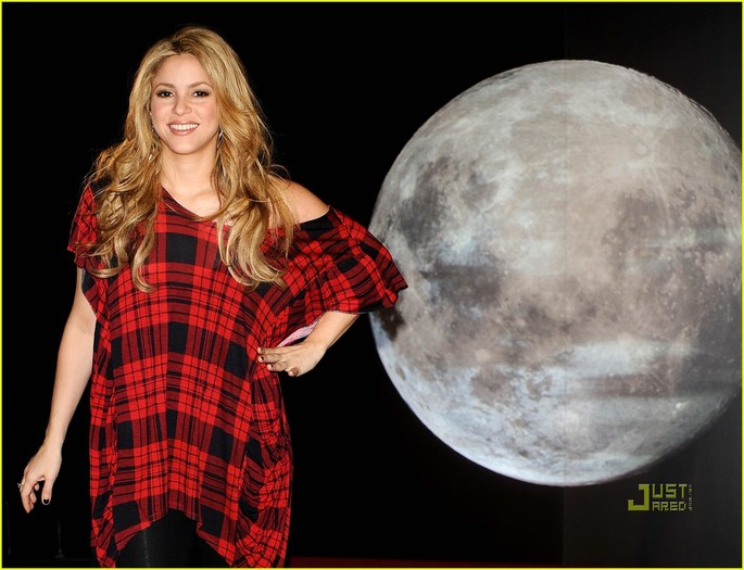 shakira-full-moon-madrid-spain-04