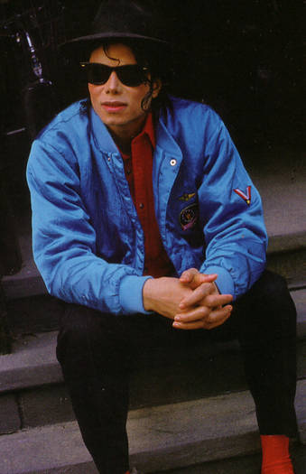 NXYHVBRMNLUISTDACBW - Poze Michael Jackson imbracat altfel decat in uniforme