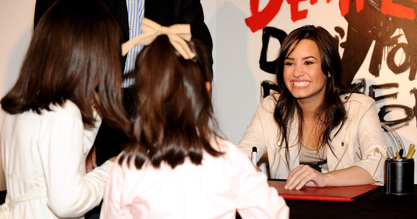 Demi+Lovato+Signs+Copies+New+Album+Don+t+Forget+vBMLuPZCypdl - 0-Demi Lovato-0