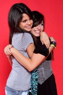 AYIAQPWKEXAONHVZZIF - Selena Gomez si Demi Lovato