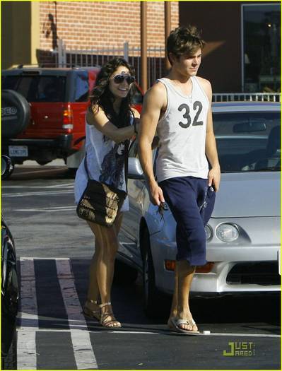 2crlxqf - Zac Efron si Vanessa Hudgens Panera Pair