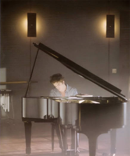 robert-playing-piano[1]