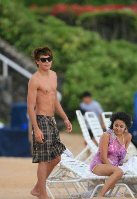normal_zanessa_beach_candid_005 - Zac and Vanessa in Hawaii