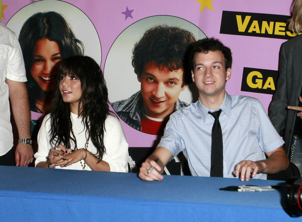 Vanessa+Hudgens+Signing+Autographs+Philadelphia+eTxLTXrcZn4l