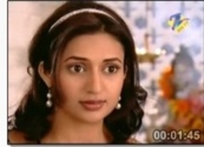 RBHJJPBIKSVRJNESTJV - Divyanka Tripathi