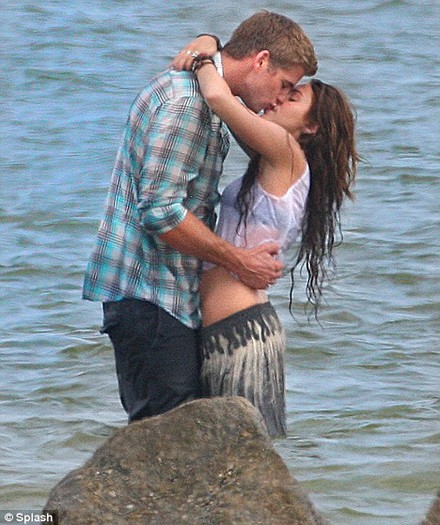 article-0-055B2607000005DC-945_468x559[1] - Miley Cyrus Kissing Liam Hemsworth
