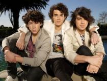 JONAS BROTHERS as CONNECT 3 - protagonistii din camp rock