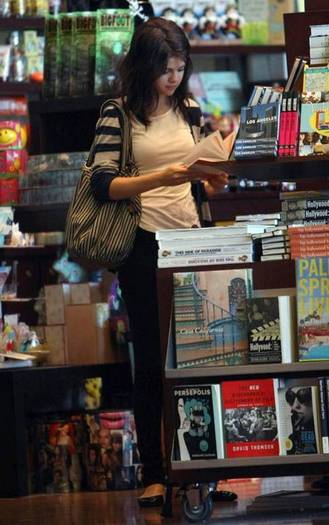 selenagomezfan_com-shoppinginla--1 - Selena