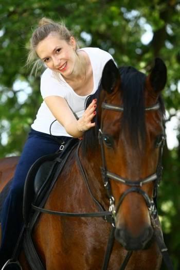 adela-popescu-a-luat-lectii-de-calarie-pentru-rolul-din-aniela_4