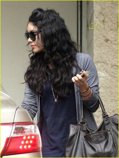 vanessa-hudgens-hollywood-home-20