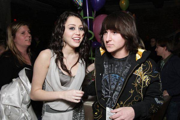 miley_and_mitchel_musso_2.0.0.0x0.600x400[1] - miley and oliver