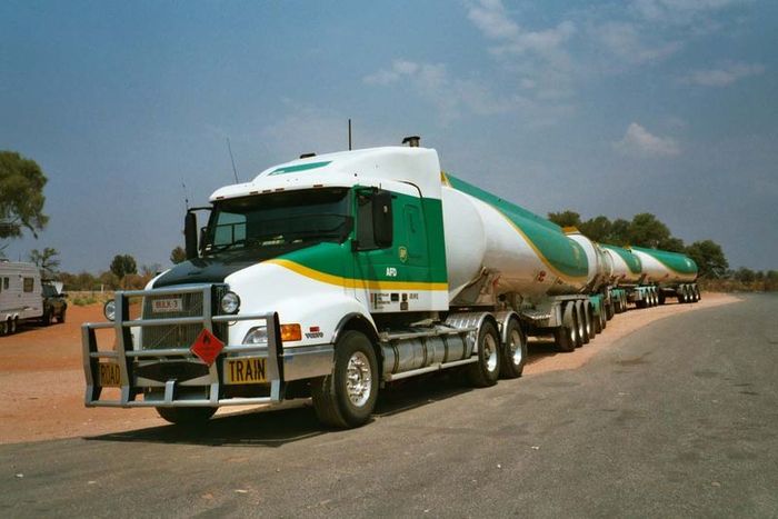 800px-Road_Train2 - POZE TIRURI