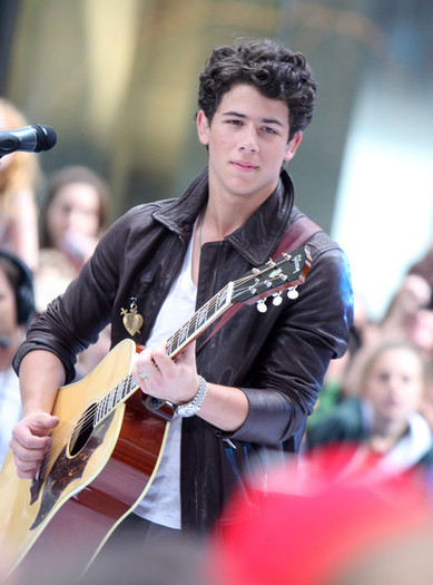 Nick JOnas perform (5)