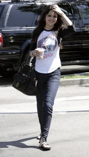 selenagomezfan_com-coffeebeanand-2 - Selena