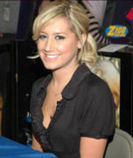 PLMAGFHGYQWUDVGYBOF - ashley tisdale poze si date