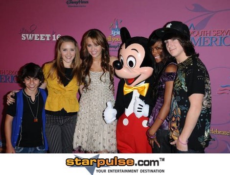 Miley Cyrus and Mickey Mouse-BBC-000595 - Mickey Mouse o vedeta alaturi de vedete