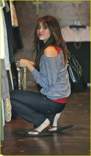 2637853768_2732394656