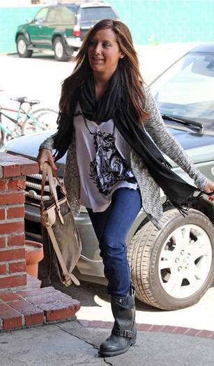 Ashley Tisdale Arriving Dance Studio QBBJyFOuZsVl - mollt
