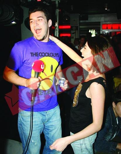 big_smiley%20laura%20poza%202 - Laura Cosoi