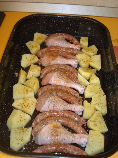 FRIPTURA DE PUI CU CARNACIORI,CARTOFI SI OREGANO - GUSTOS