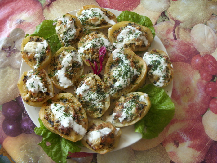 cartofi umpluti cu ciuperci ,cascaval si legume