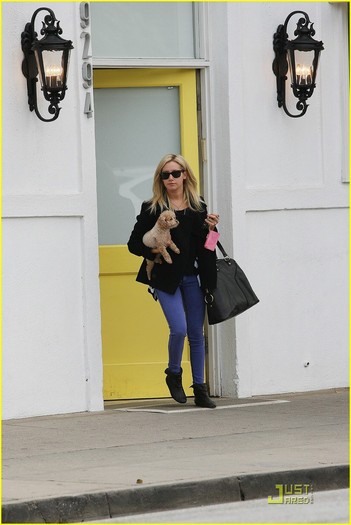 ashley-tisdale-cup-joe-maui-10