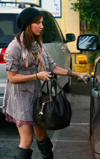 ashley-tisdale-spa-1218-4 - diferite poze