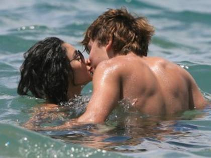 zac_efron_vanessa_hudgens_swimming_kissing_400x300_1605007_b - zac si vanessa ce poze 000