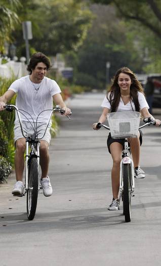 miley-cyrus-justin-2279-16[1] - miley pe bicicleta