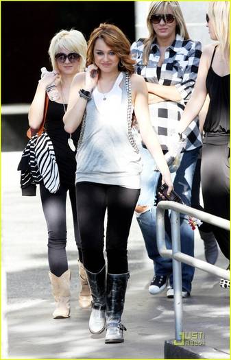 mileycyruschristmasdaypcf7 - miley Cyrus