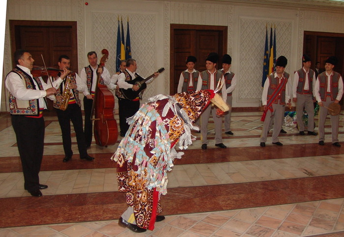 Obiceiuri_de_iarna_capra_prezentate_de_militarii_de_la_Regimentul_30_Garda_foto_Valentin_Ciobarca - Craciun