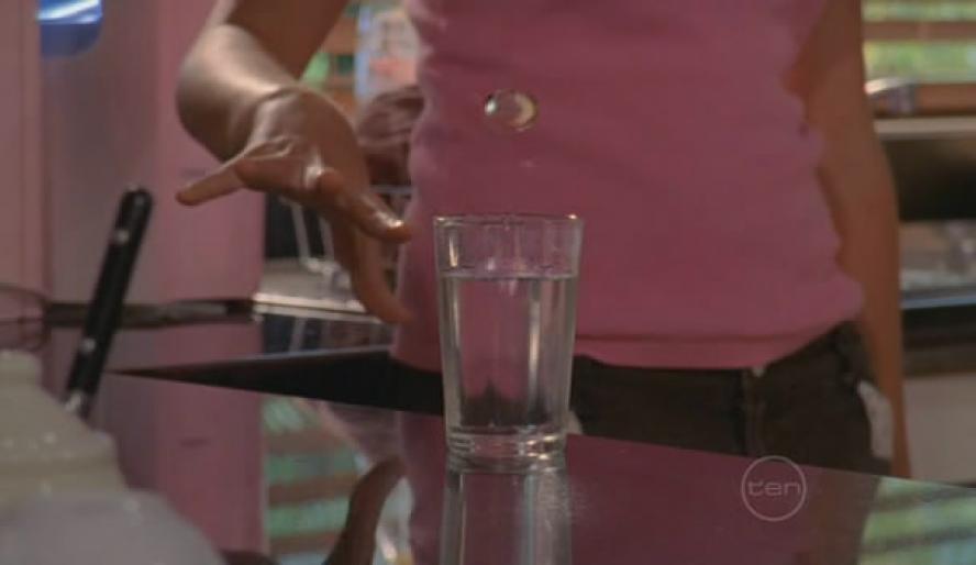 cleo isi arata puterile