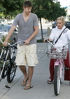 thumb_013 - ASHLEY TISDALE SI SCOOT SPEER 27 OCTOMBRIE 2009