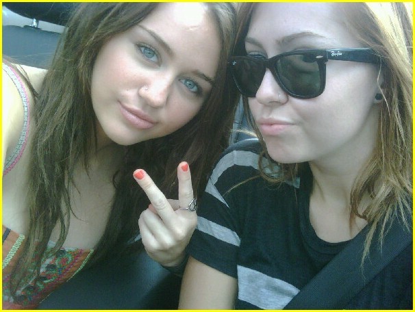miley-cyrus-shopping-sunday-06 - Miley Cyrus-Shopping Spree Sunday