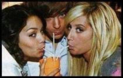 GZPDKMNWCHQUXUXYWDI - ASHLEY TISDALE POZE RARE