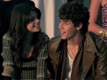 Selena_Gomez_Nick_Jonas_sitting_together_400x300_090708 - selena gomez and nick