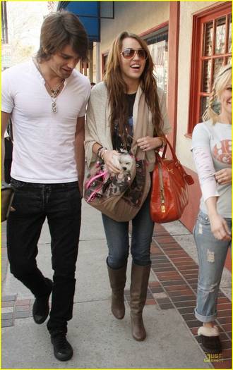 miley-cyrus-justin-gaston-market-city-01 - poze miley cyrus