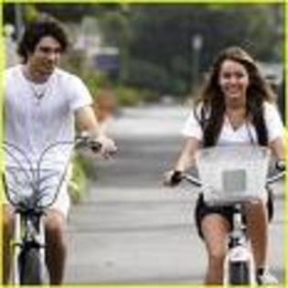 imagesCAPK5NGU - miley pe bicicleta