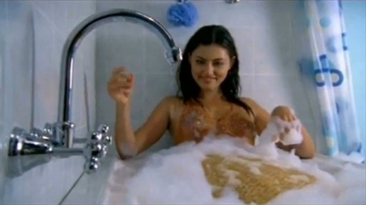 cleo-using-her-powers-in-the-bath-h2o-just-add-water-8897446-515-289