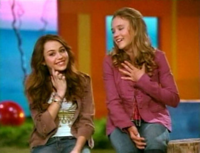 KHHMLBUFNWWTRXDEDAT - Miley and hannah xoxo
