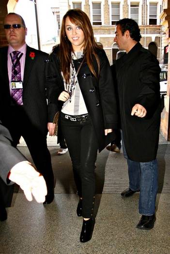 Miley+Cyrus+Out+London+-gv0tTln9oJl - cele mai rare poze cu miley Cyrus