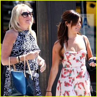 ashley-lisa-tisdale-lunch - ASHLEY SI MAMA EI POZE RARE