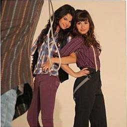 1_285602847l - selena gomez si demi lovato