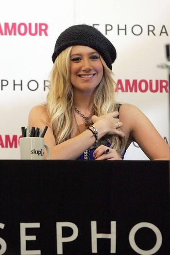Ashley+Tisdale+speaks+during+event+Glamour+wgzAohOlCgdl